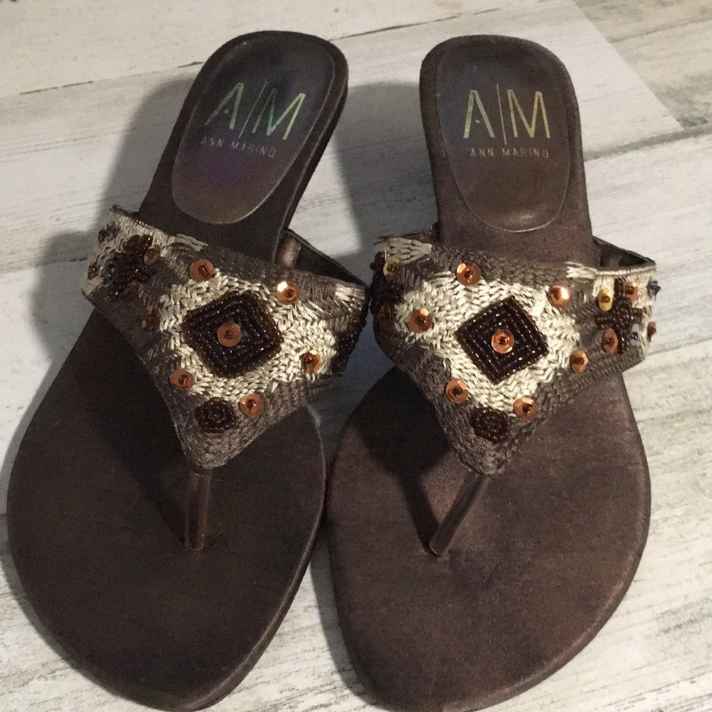 A/M Ann Marino brown & cream crocheted sequined thong style sandal w/heel size 8